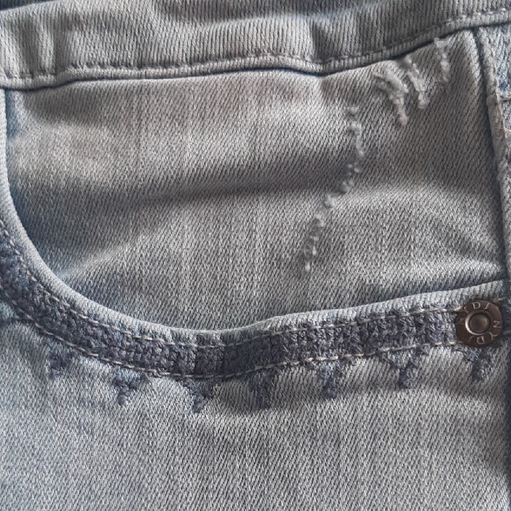 NYDJ💙PRETTY Embroidered HEM Light Blue Jeans Size 4 - Picture 7 of 7